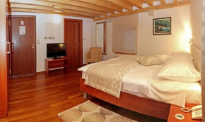 Гостиница Hotel Monika  Трогир